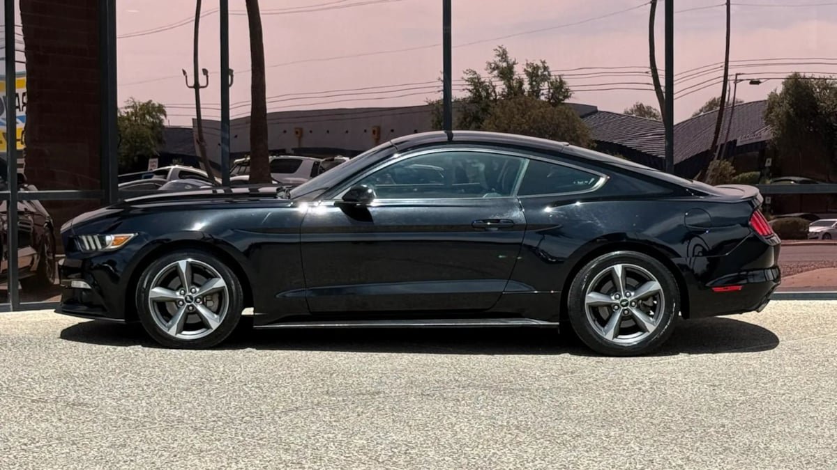 Used 2016 Ford Mustang Coupe RWD image 4