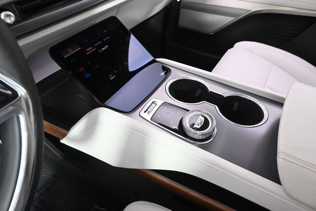 New 2027 Cadillac Vistiq Sport w/ LPO, Floor Liner Package AWD/4WD image 31
