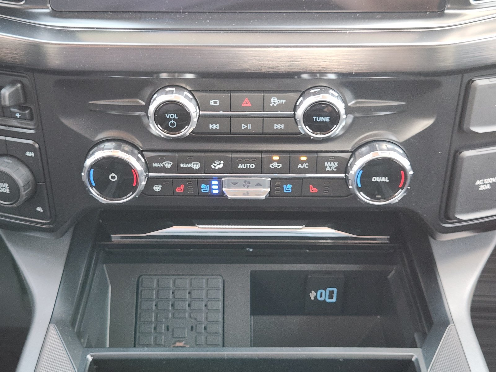 New 2027 Ford F450 Lariat w/ Lariat Premium Package AWD/4WD image 19