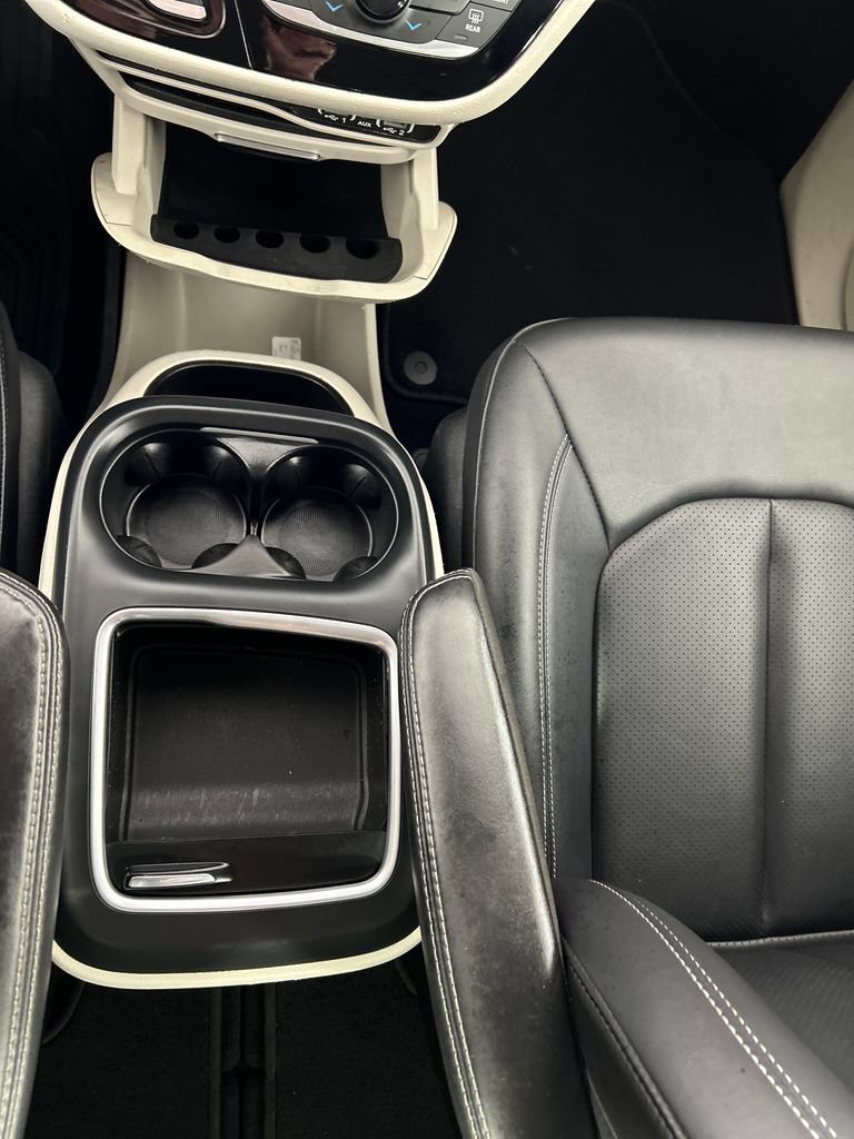 Used 2024 Chrysler Pacifica Touring-L FWD image 14