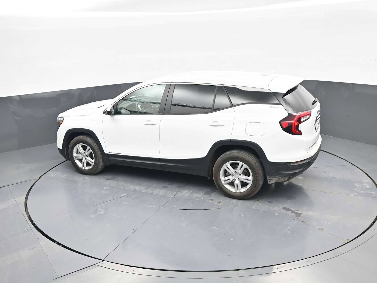 Used 2024 GMC Terrain SLE AWD/4WD image 30
