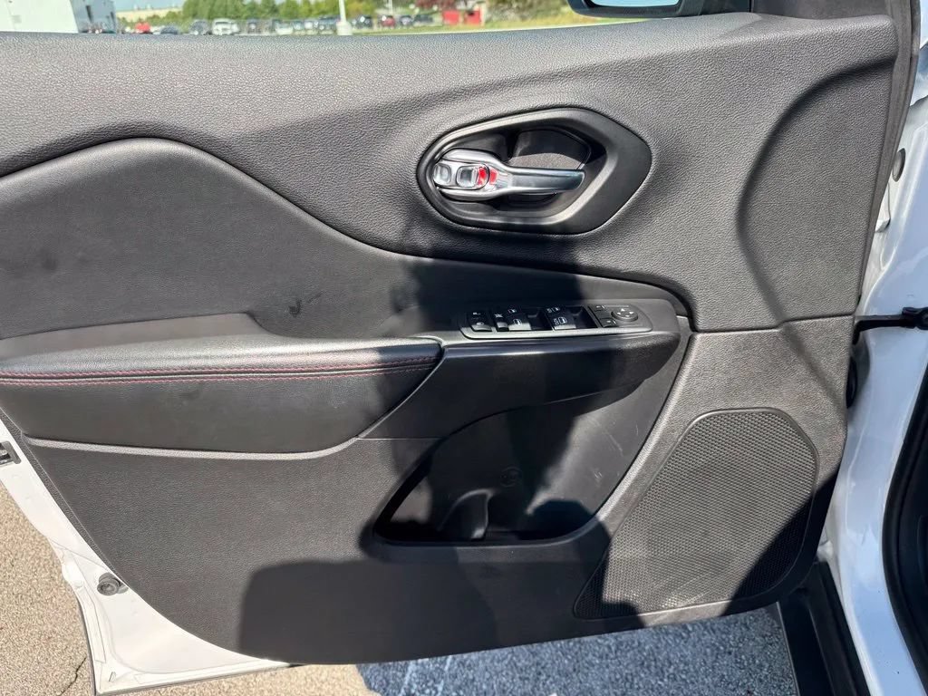 Used 2020 Jeep Cherokee Trailhawk w/ Cold Weather Group AWD/4WD image 11