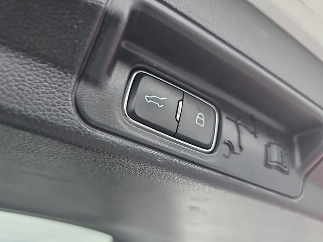 Used 2022 Ford Explorer XLT w/ Equipment Group 202A image 14