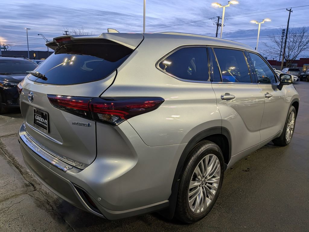 Used 2024 Toyota Highlander Platinum image 7