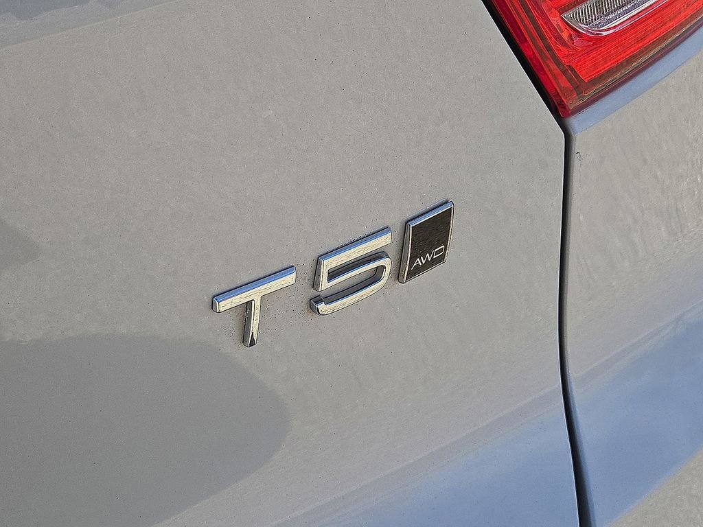 Used 2021 Volvo XC40 T5 Momentum w/ Advanced Package image 12