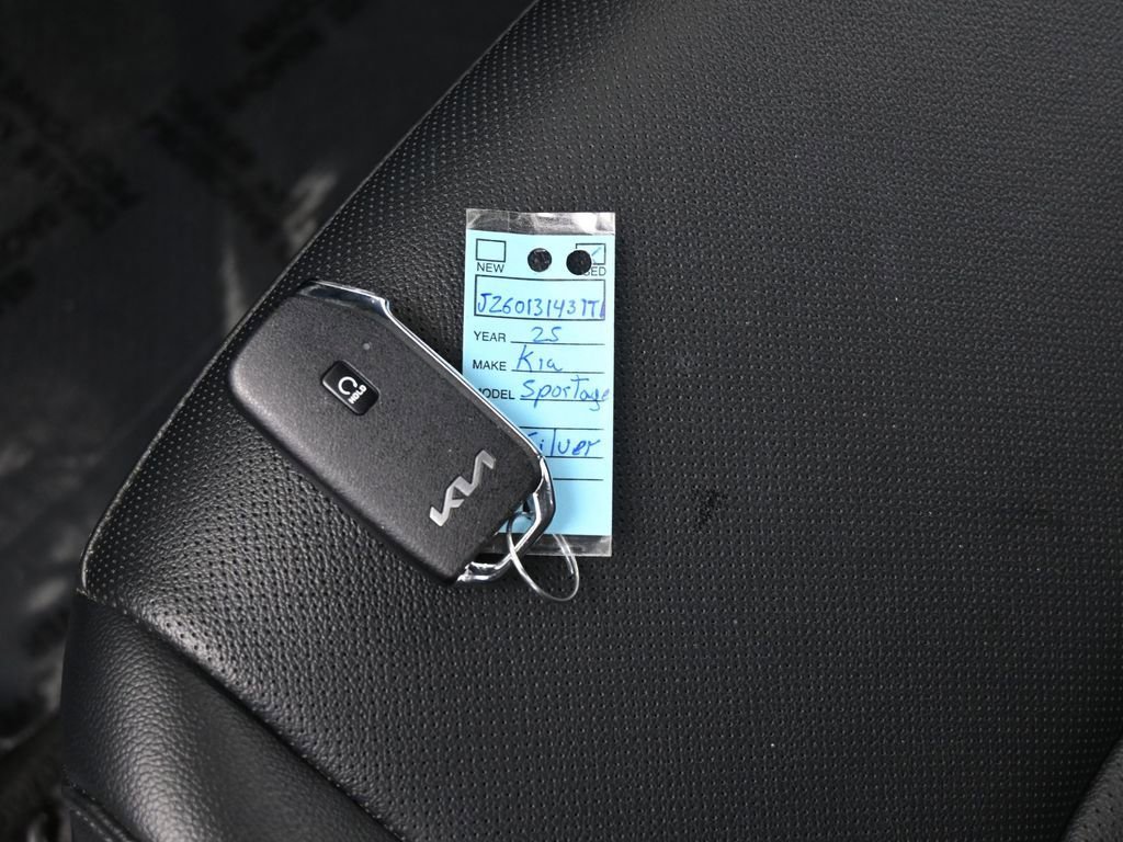 Used 2025 Kia Sportage EX image 18