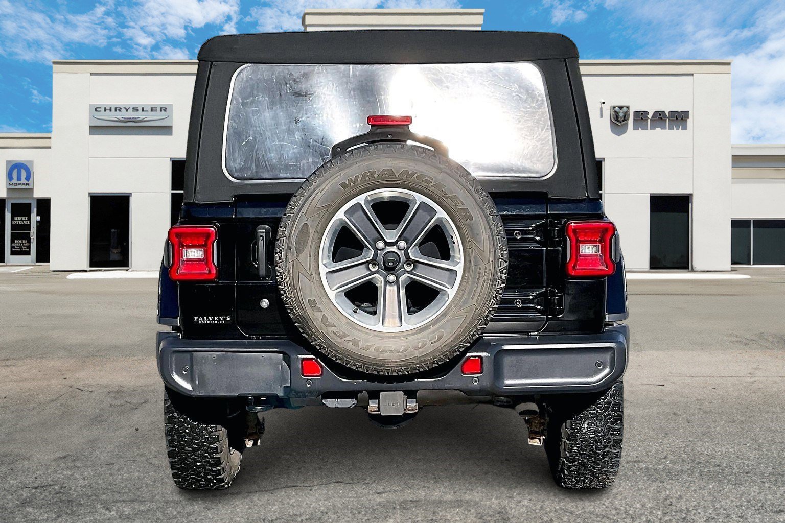 Used 2019 Jeep Wrangler Unlimited Sahara w/ Advanced Safety Group image 4