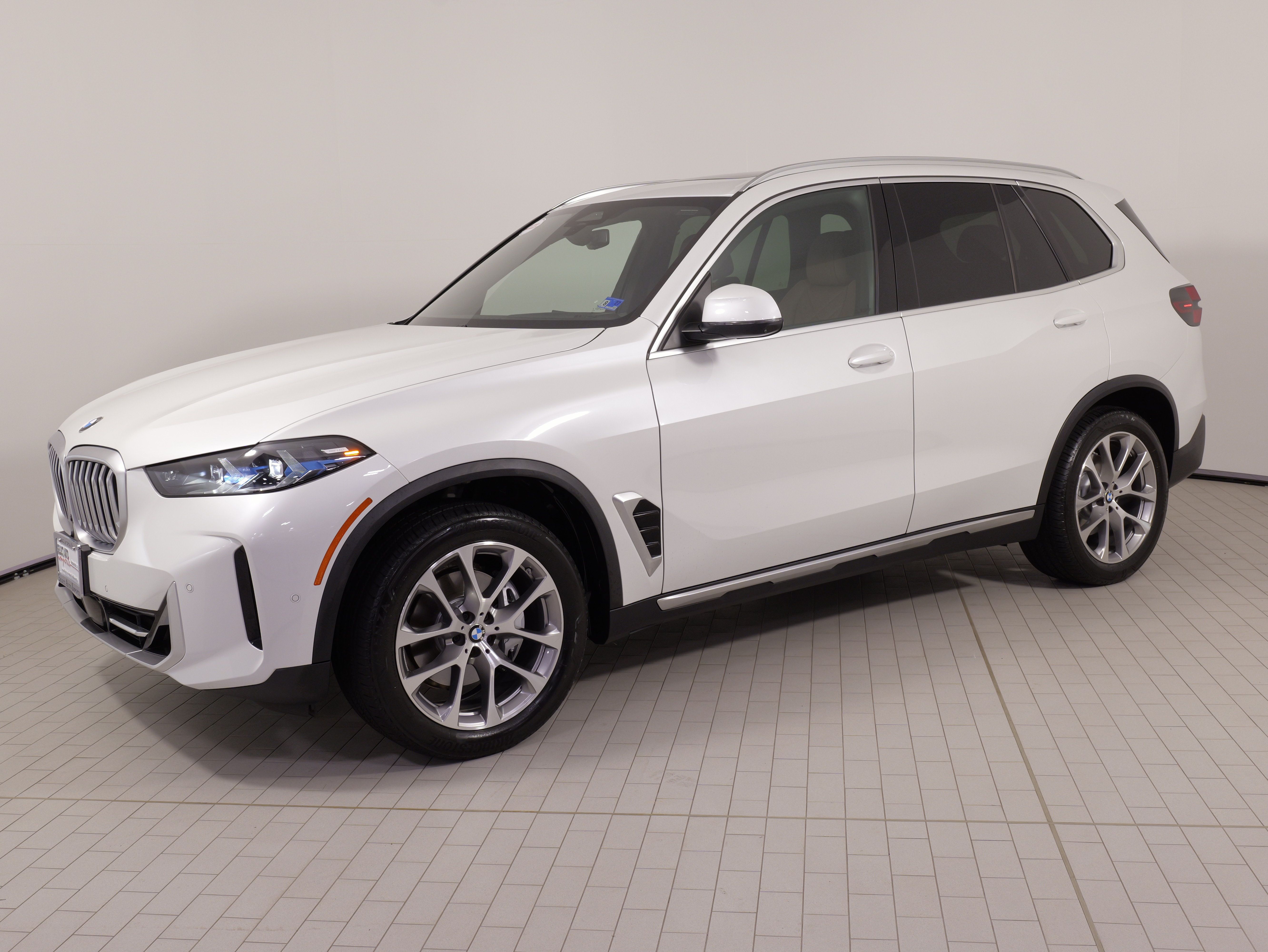 Used 2025 BMW X5 xDrive40i w/ Parking Assistance Package AWD/4WD image 1