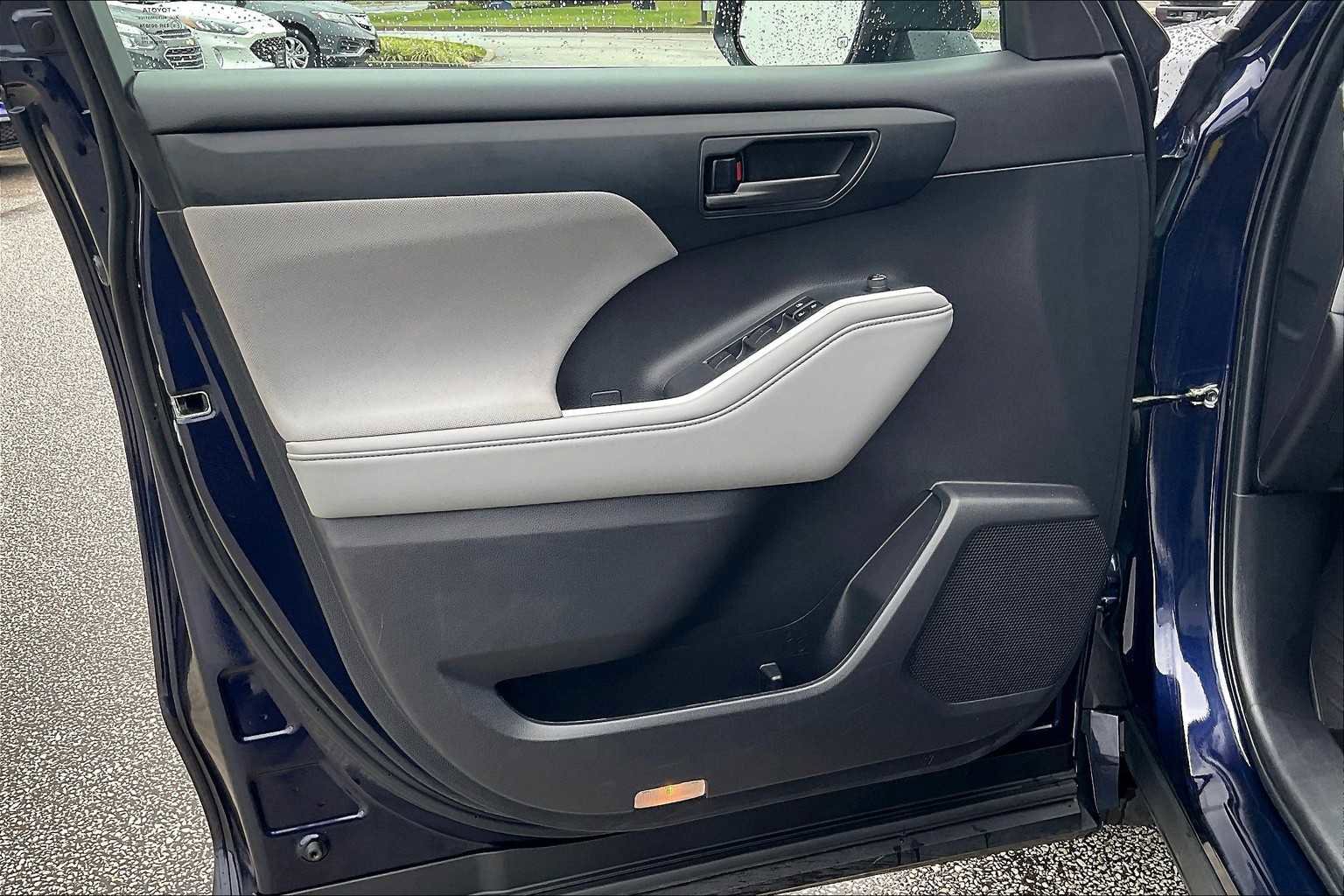 Used 2023 Toyota Highlander L image 19