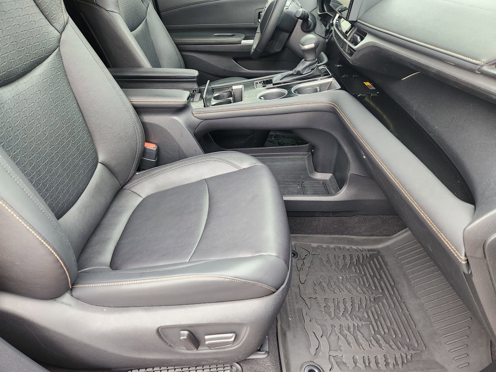 Used 2025 Toyota Sienna XLE Woodland Edition image 17