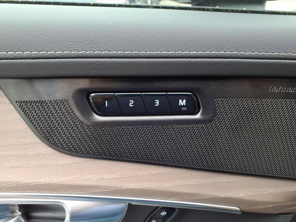 New 2026 Volvo XC90 T8 Plus w/ Protection Package Premier image 17