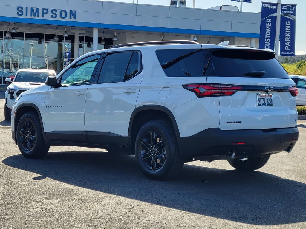 Used 2023 Chevrolet Traverse LT image 2