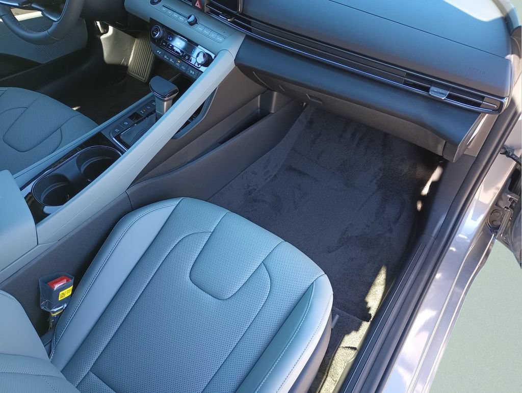 Certified 2024 Hyundai Elantra Limited FWD image 18