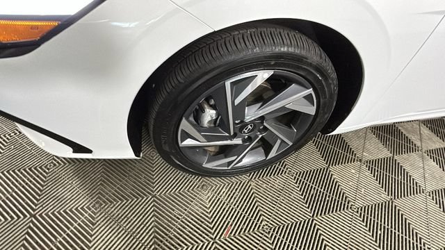 Certified 2025 Hyundai Elantra Limited FWD image 9
