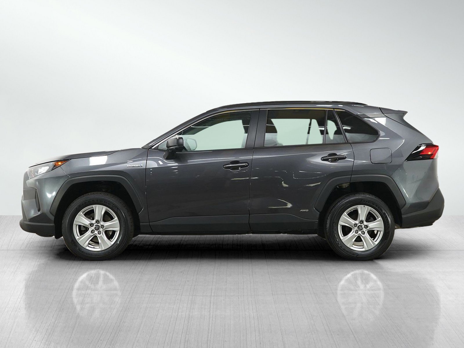 Used 2021 Toyota RAV4 LE AWD/4WD image 2