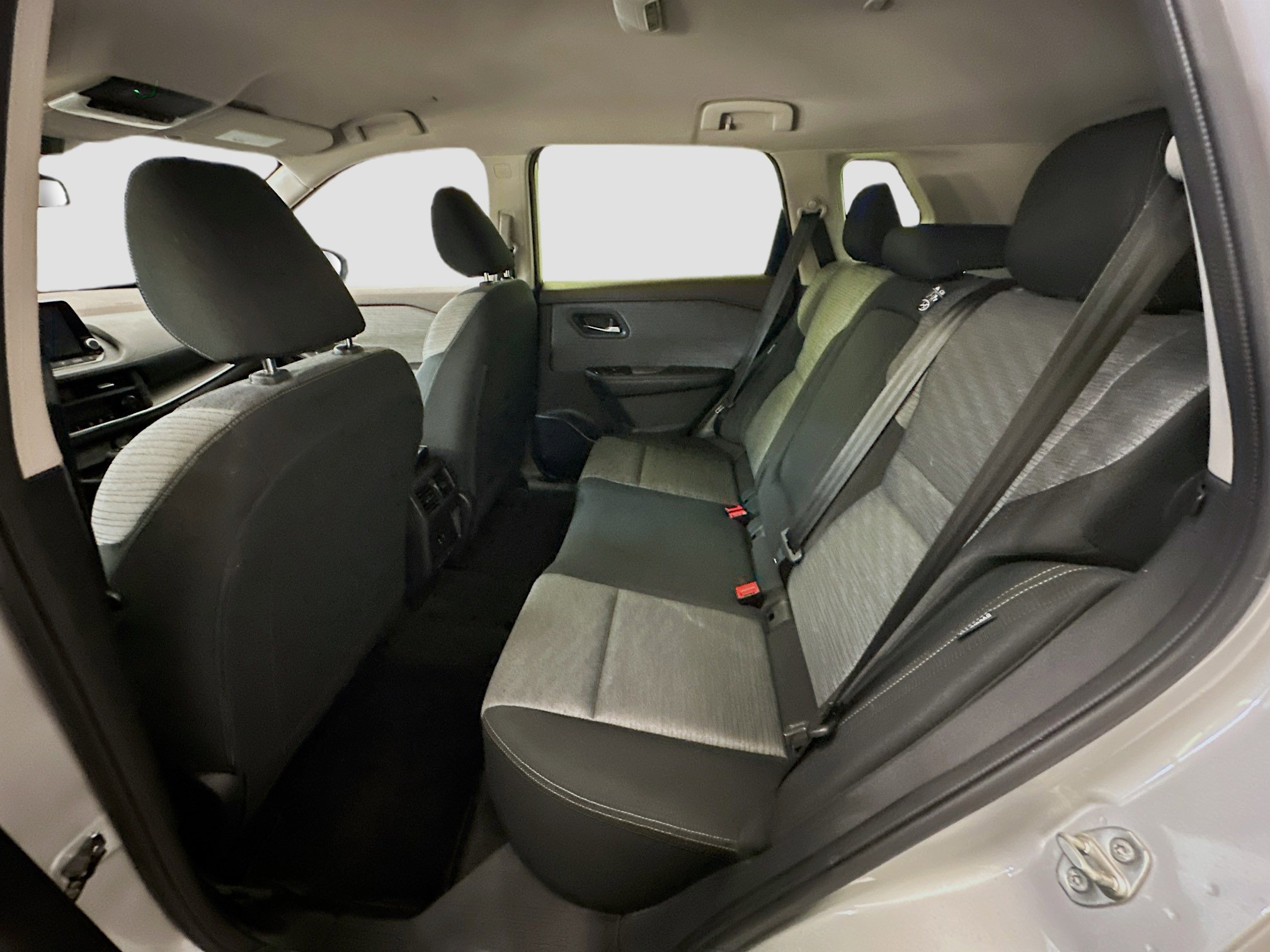 Used 2023 Nissan Rogue SV image 28