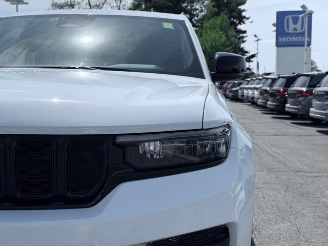 Used 2025 Jeep Grand Cherokee Altitude AWD/4WD image 3
