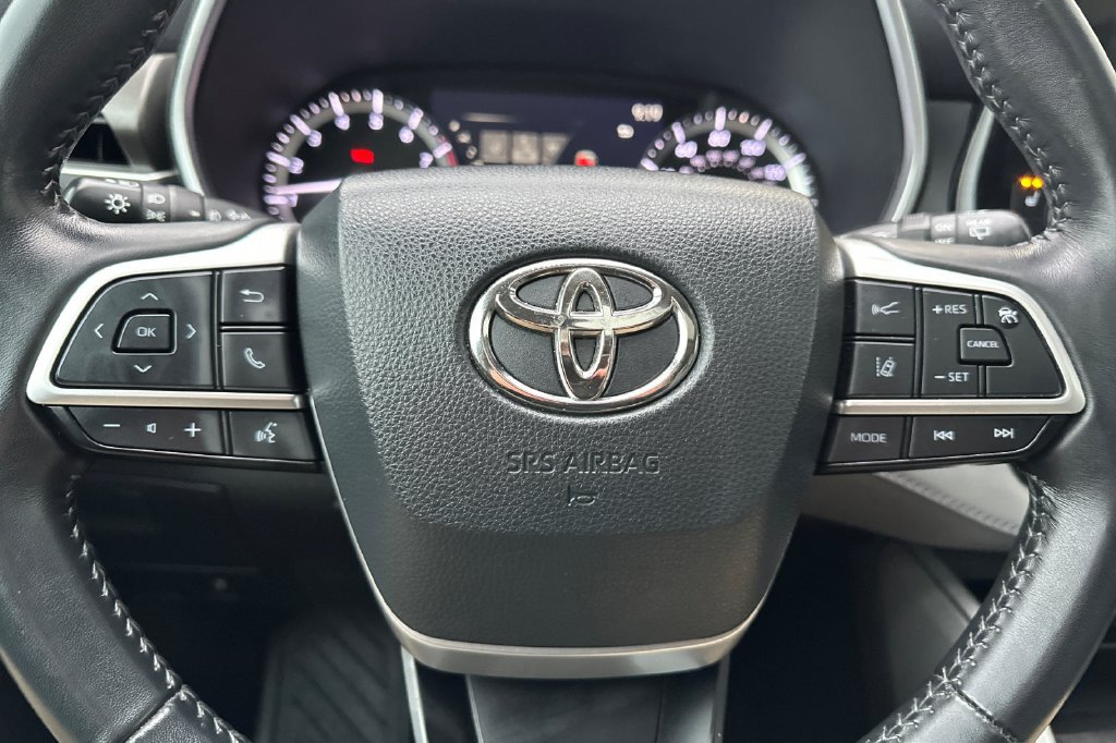 Used 2022 Toyota Highlander XLE AWD/4WD image 29
