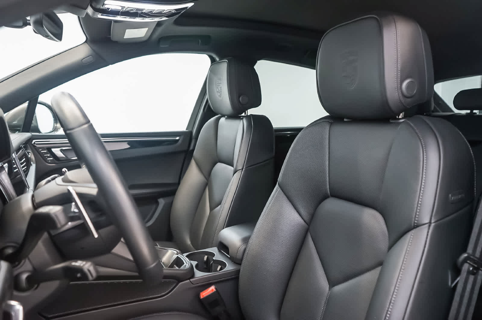 Certified 2026 Porsche Macan Turbo AWD/4WD image 5
