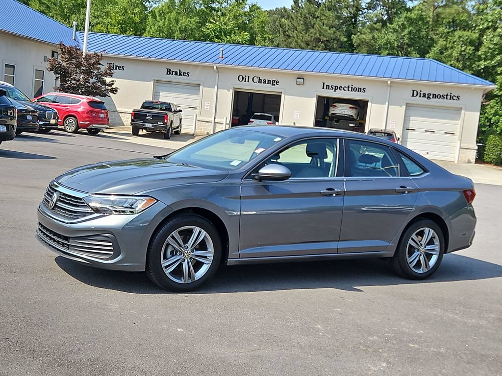 Used 2024 Volkswagen Jetta SE FWD image 3