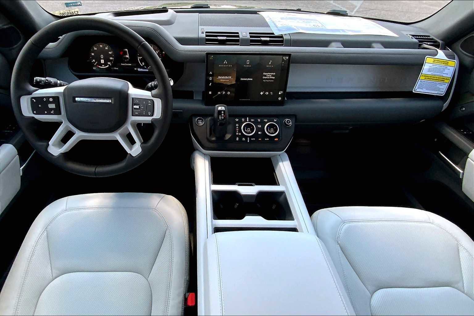New 2025 Land Rover Defender 130 X-Dynamic SE image 5