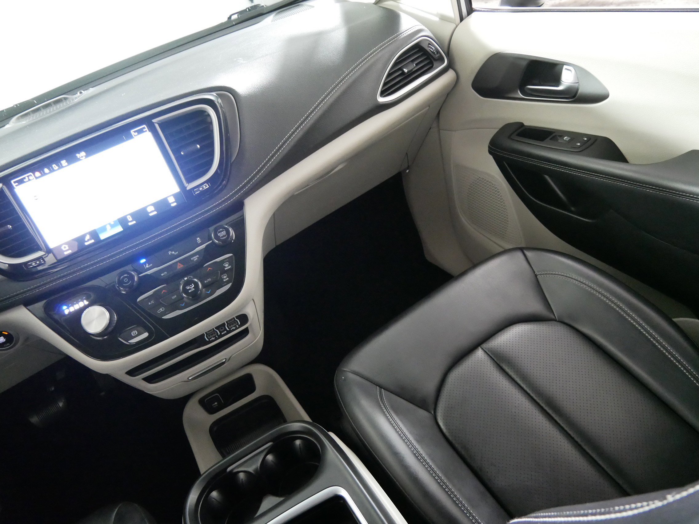 Used 2023 Chrysler Pacifica Touring-L FWD image 11