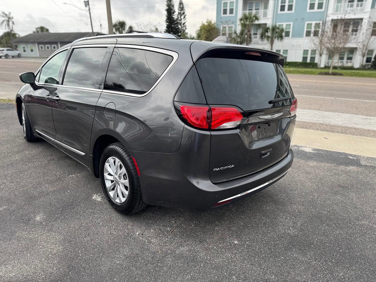 Used 2018 Chrysler Pacifica Touring-L FWD image 6