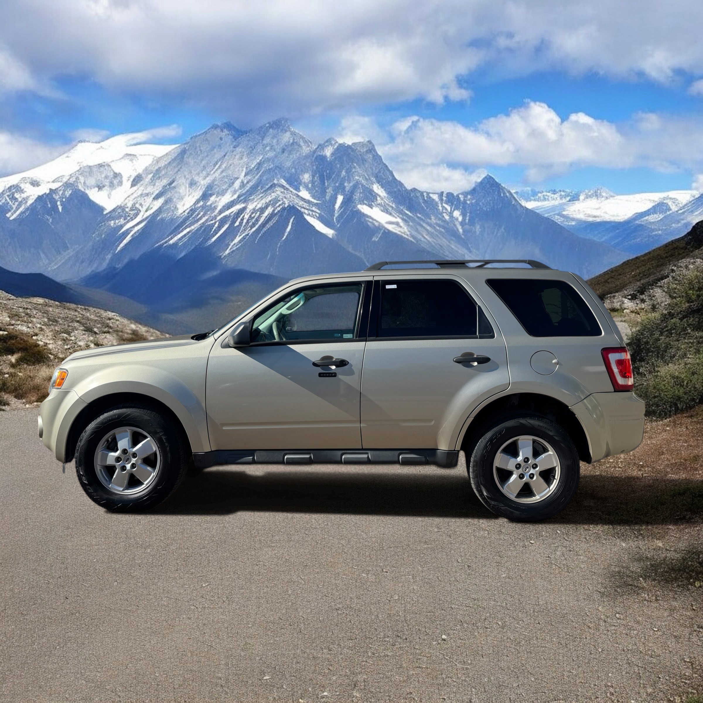 Used 2010 Ford Escape XLT FWD image 2