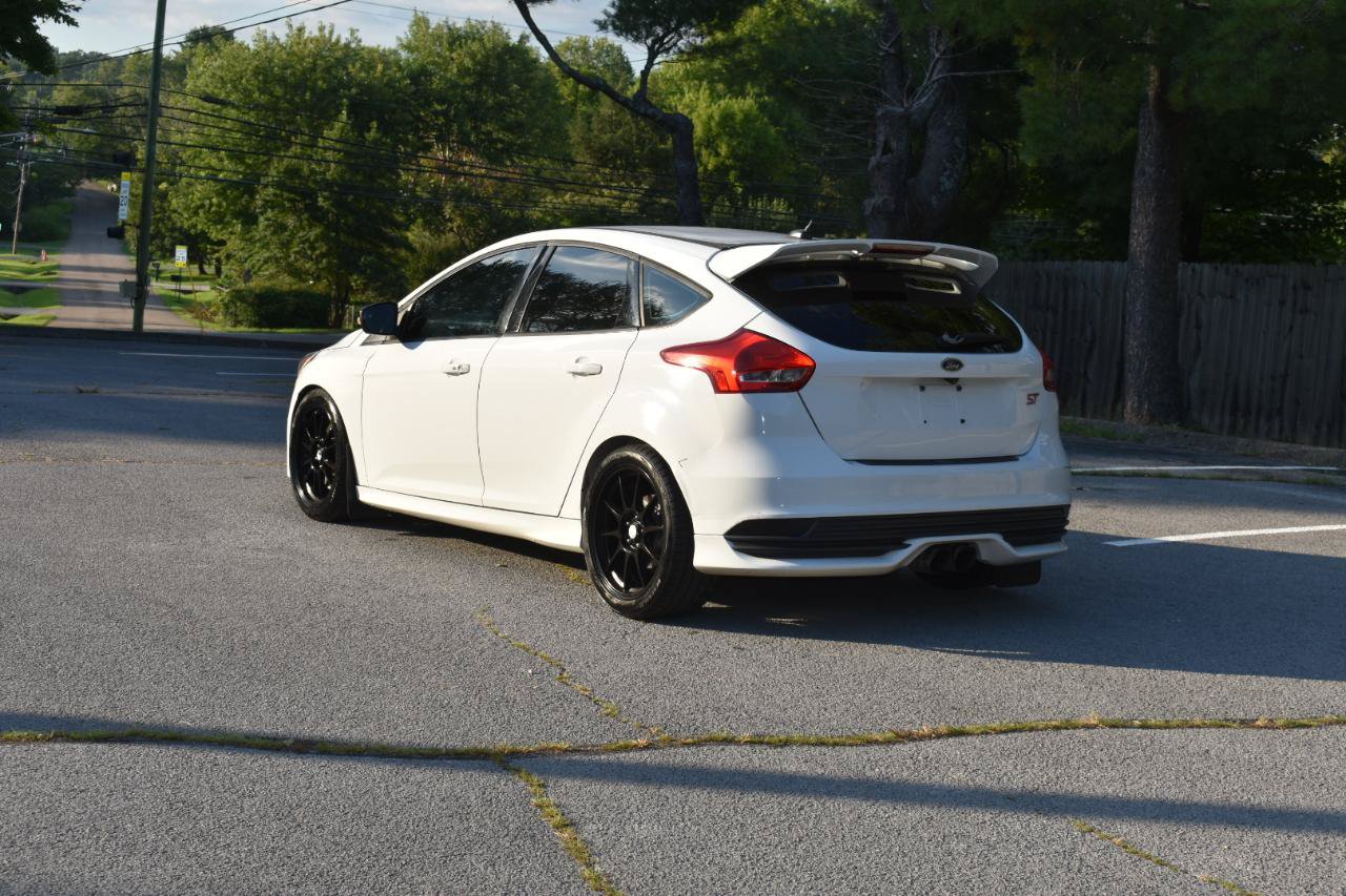 Used 2016 Ford Focus ST FWD image 4