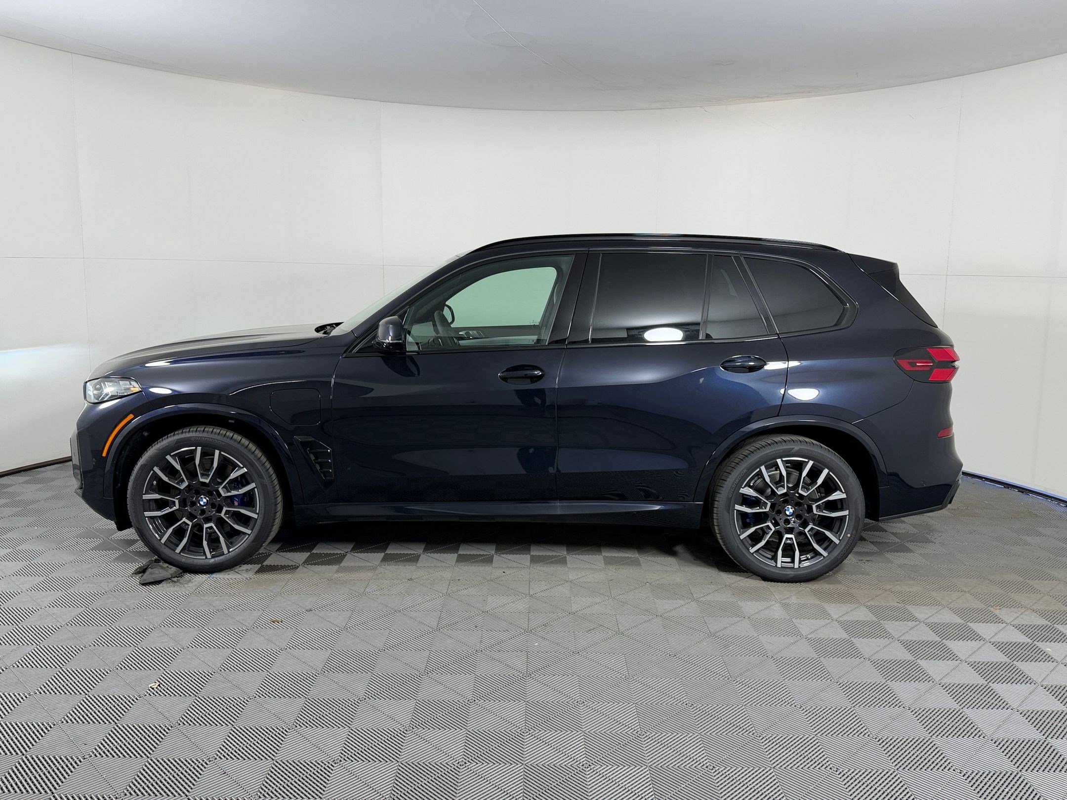 New 2026 BMW X5 xDrive50e w/ Executive Package image 2