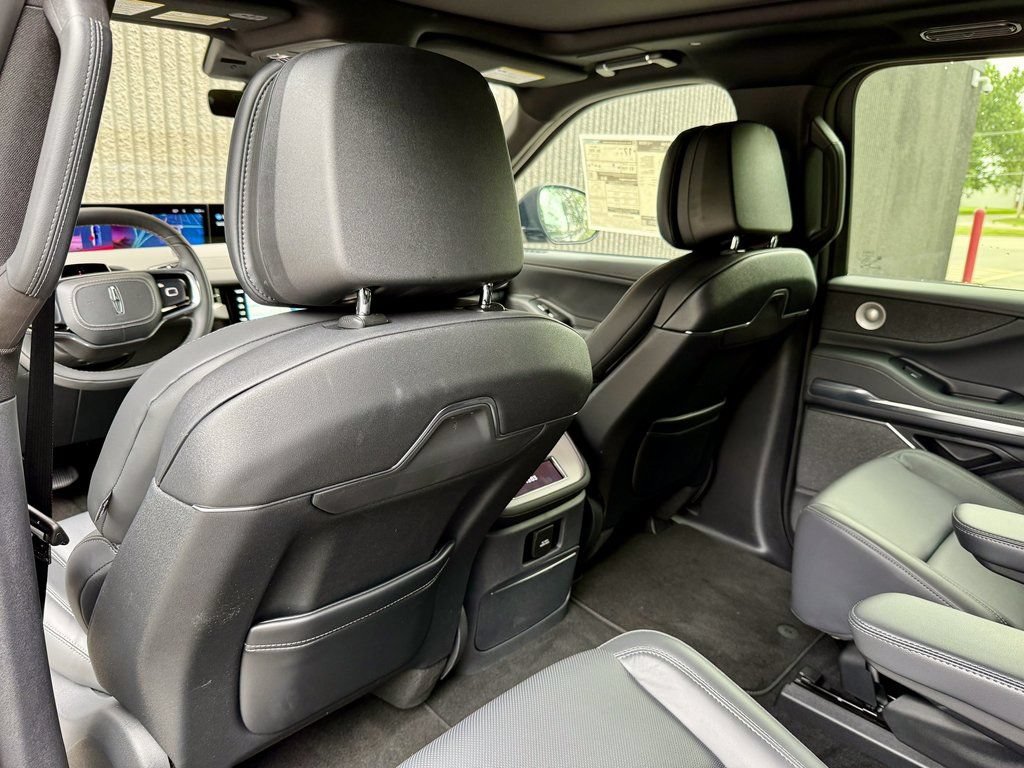 Used 2025 Lincoln Navigator Reserve w/ Jet Appearance Package AWD/4WD image 13