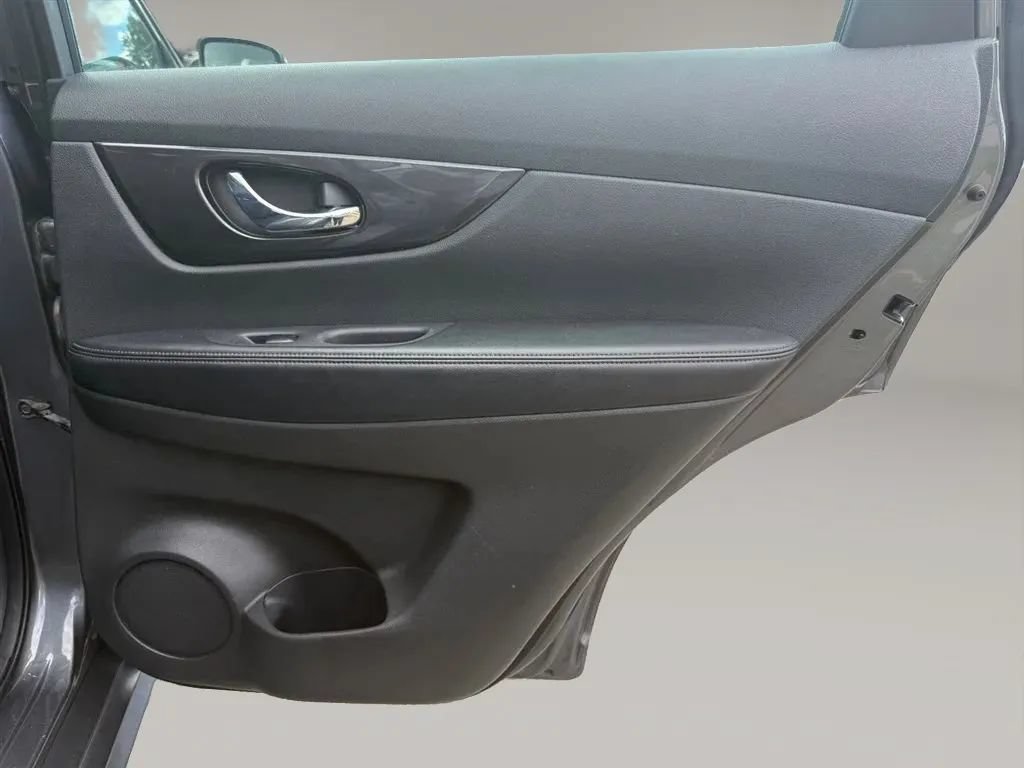 Used 2018 Nissan Rogue S AWD/4WD image 29