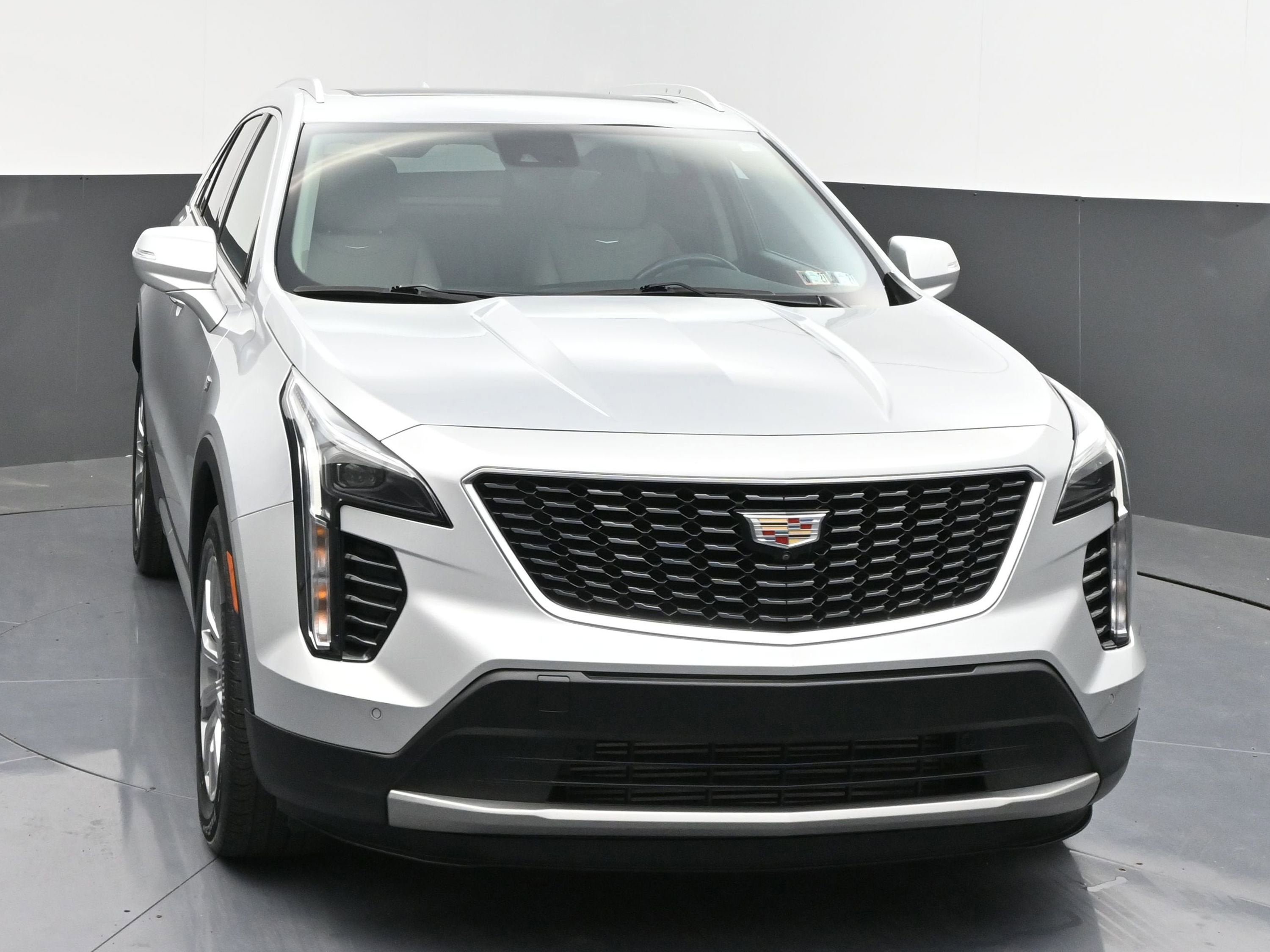 Used 2022 Cadillac XT4 Premium Luxury w/ Enhanced Visibility Package AWD/4WD image 2