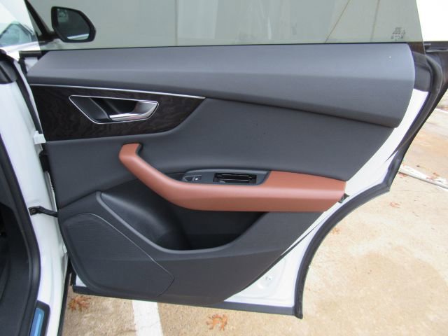 Used 2022 Audi Q8 Premium image 26