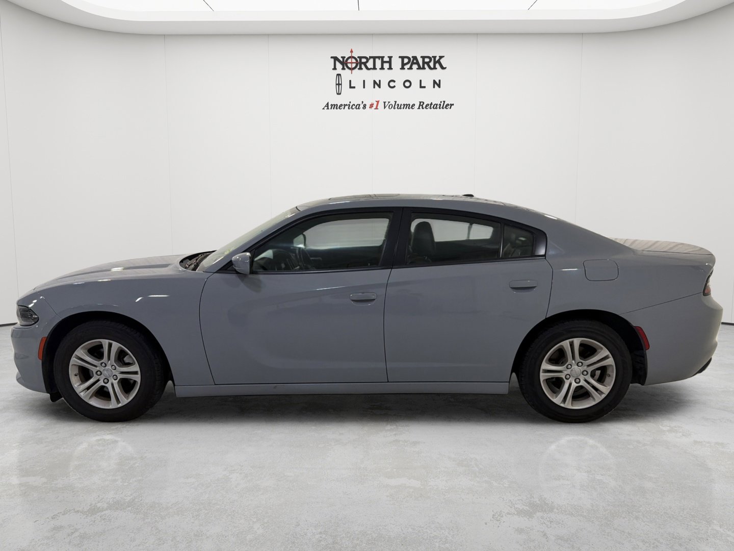 Used 2022 Dodge Charger SXT w/ Leather Interior Group RWD image 2