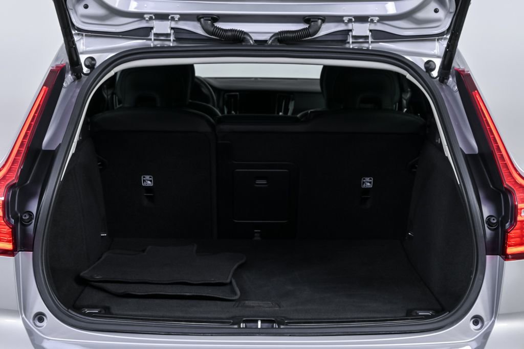 Certified 2025 Volvo V60 B5 Cross Country Plus image 31