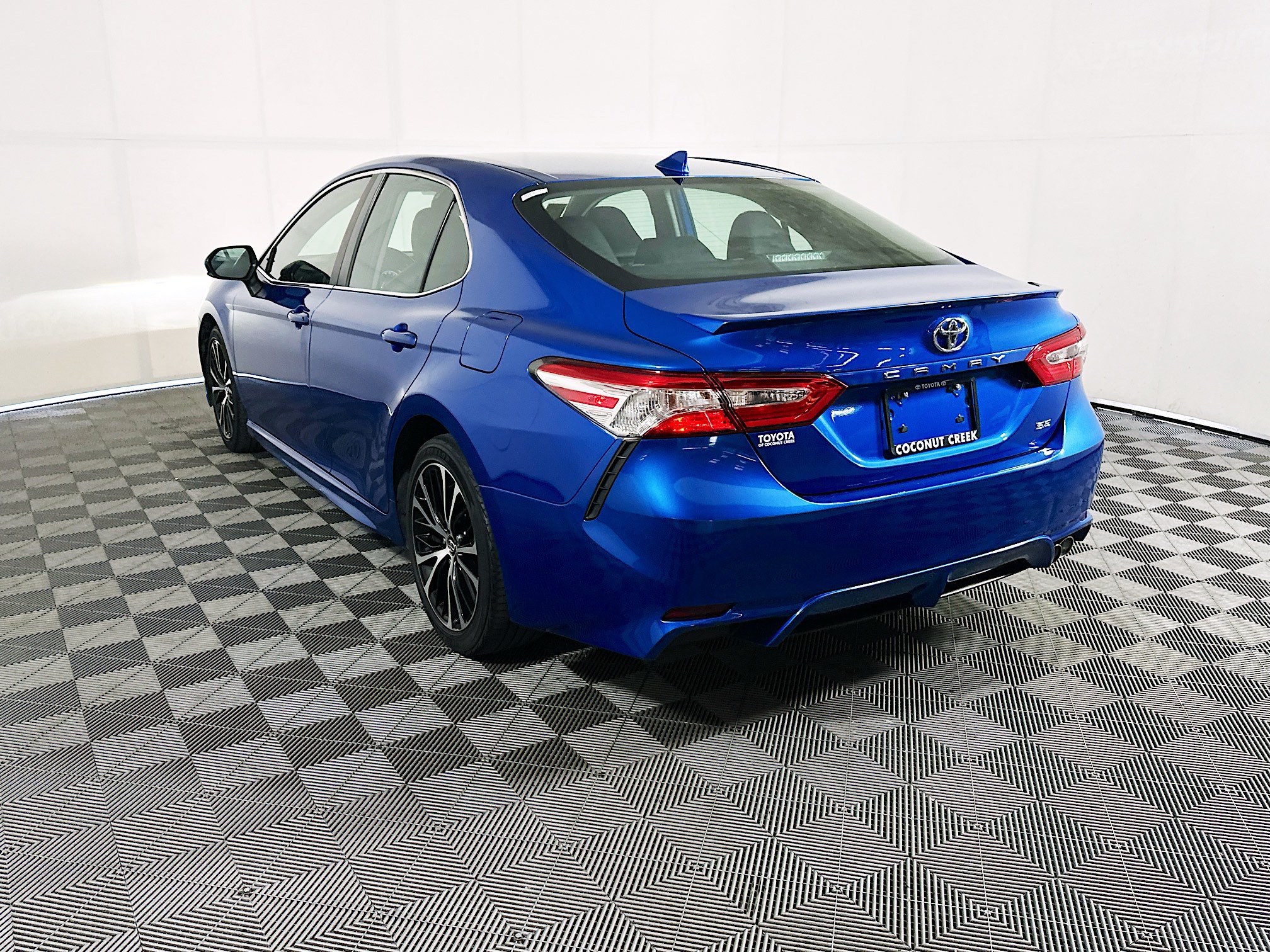 Used 2020 Toyota Camry SE w/ Audio Package FWD image 5