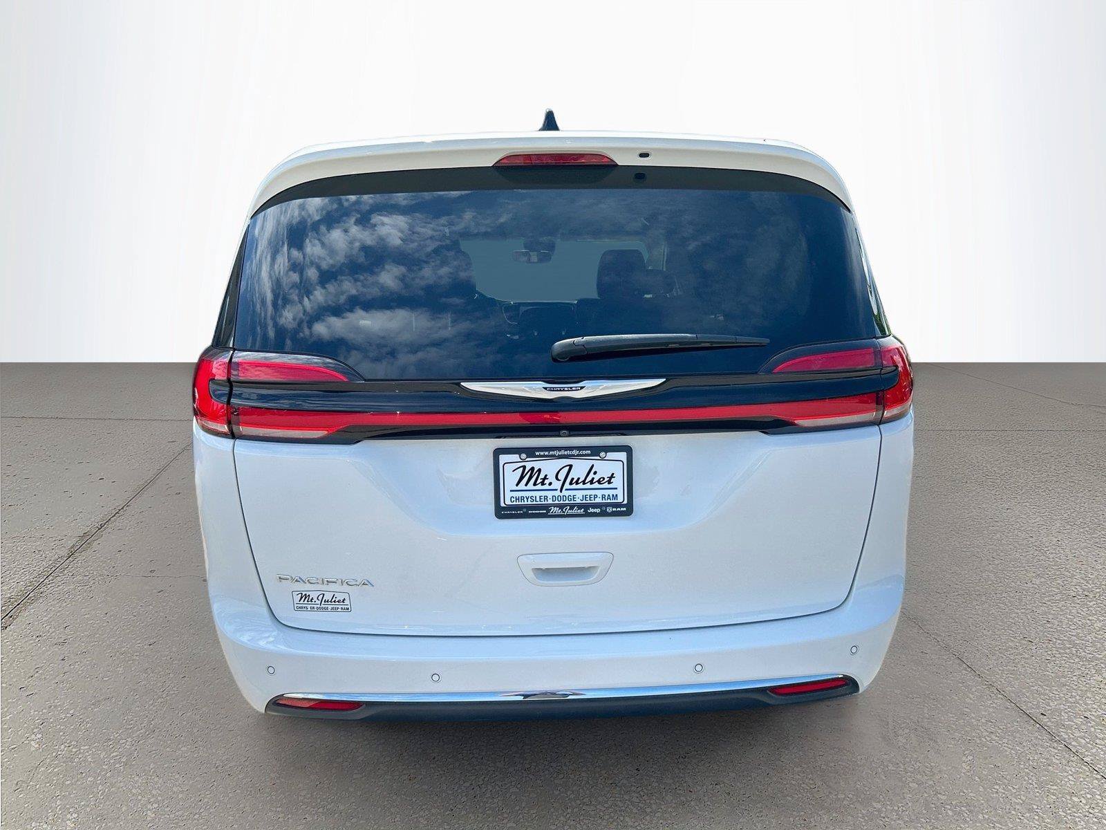 Used 2024 Chrysler Pacifica Touring-L FWD image 4