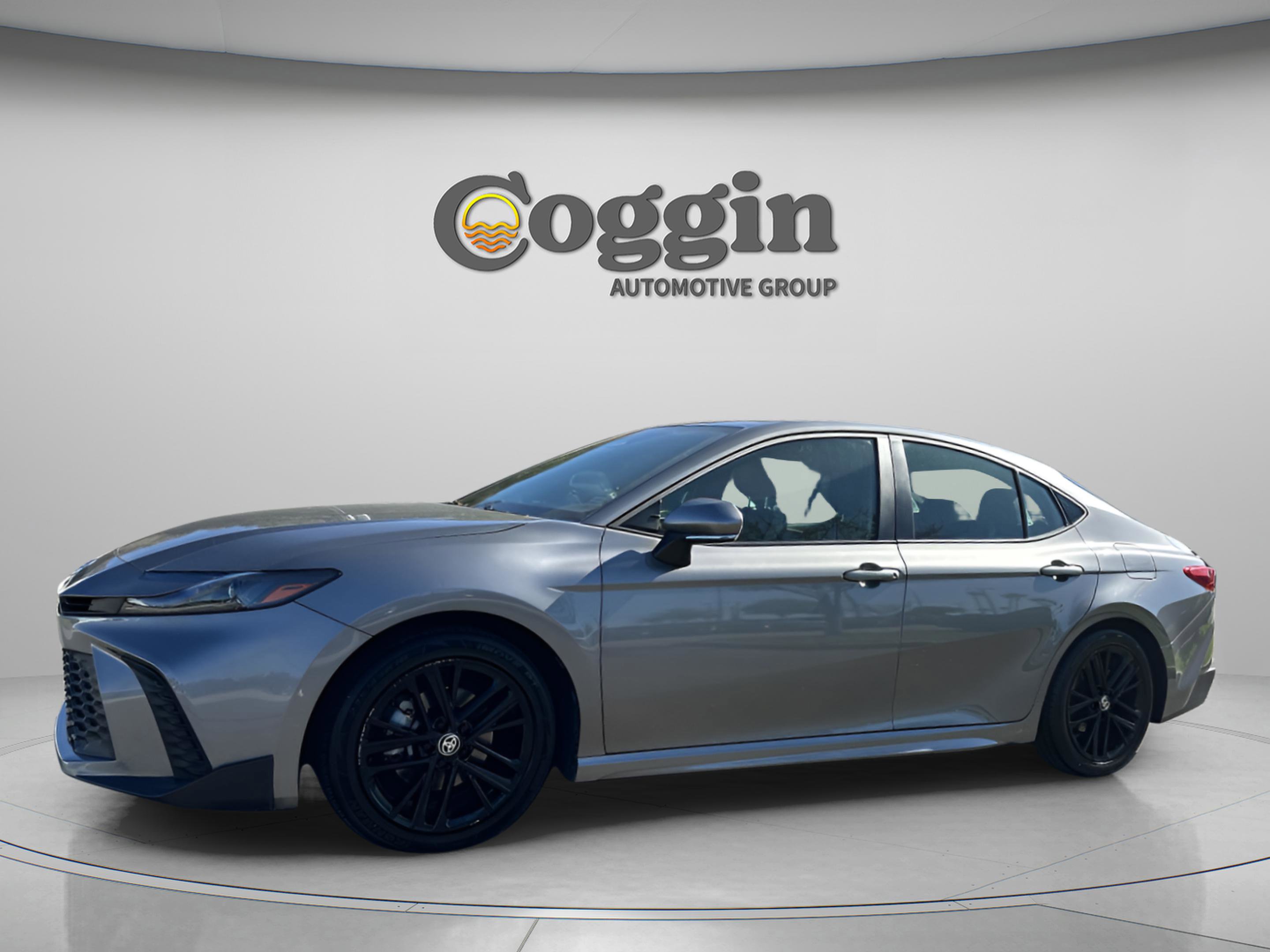 Used 2025 Toyota Camry SE image 1