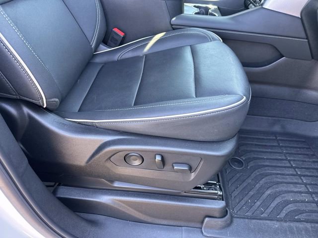 Used 2024 GMC Yukon XL SLT w/ SLT Luxury Package image 14