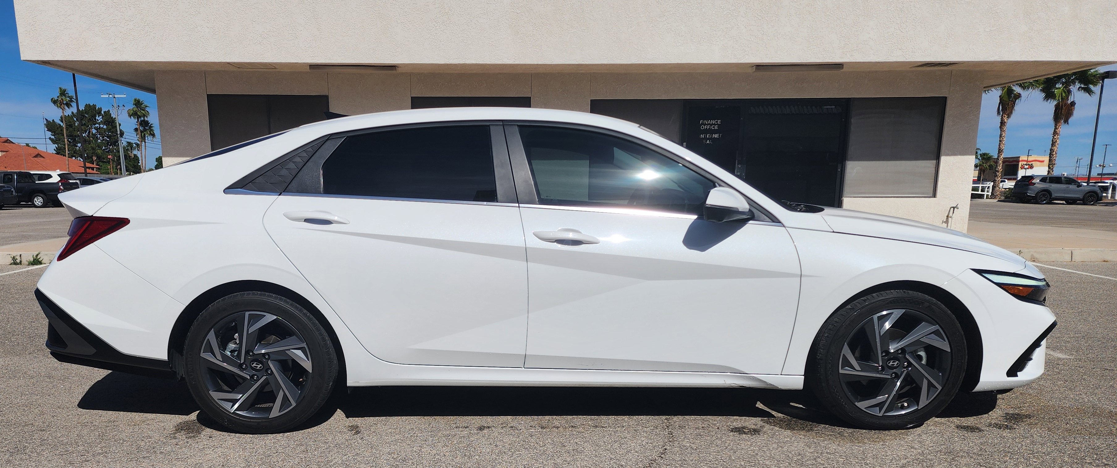 Used 2024 Hyundai Elantra Limited FWD image 4