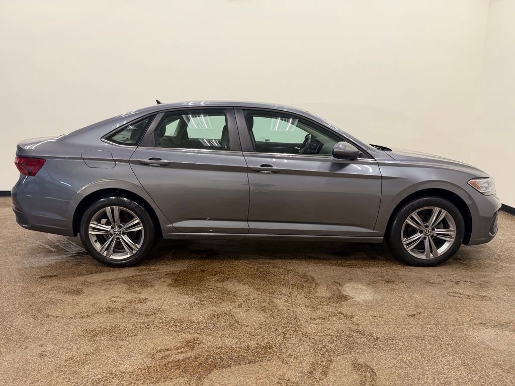 Used 2022 Volkswagen Jetta SE image 8