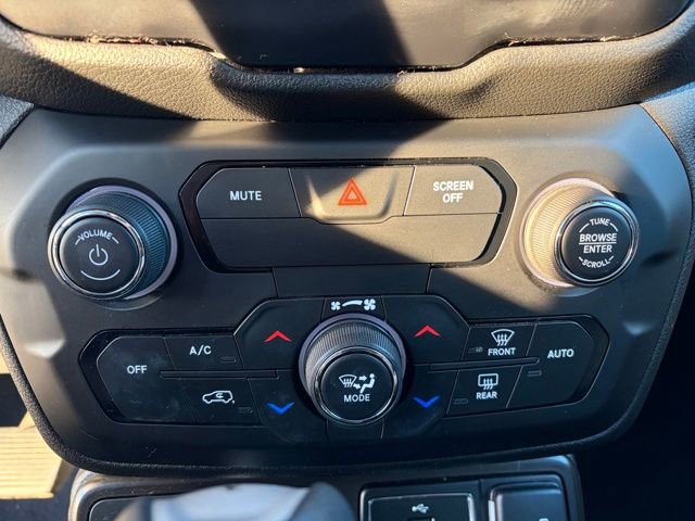Used 2019 Jeep Renegade Latitude w/ Cold Weather Group image 12