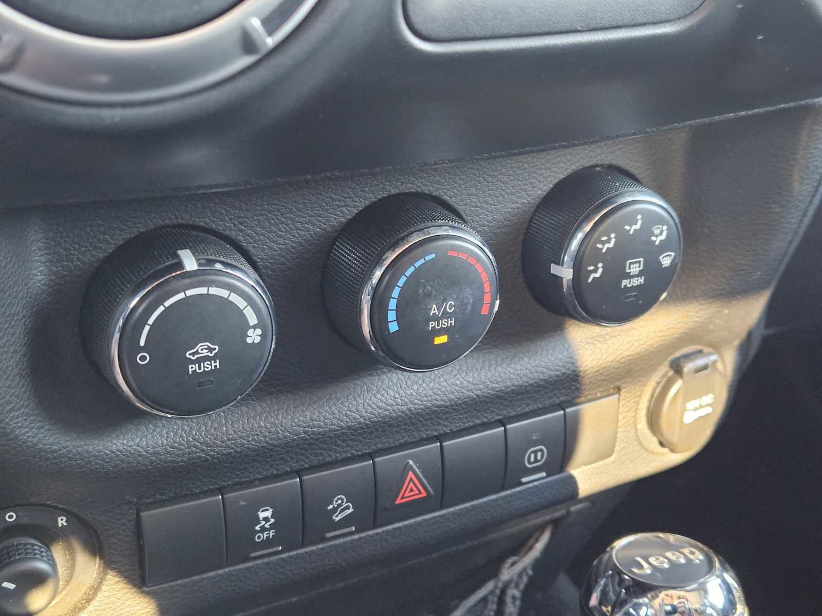 Used 2012 Jeep Wrangler Unlimited Rubicon image 18