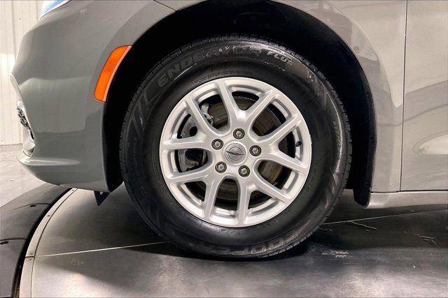 Used 2021 Chrysler Pacifica Touring-L w/ Uconnect Theater Family Group FWD image 9