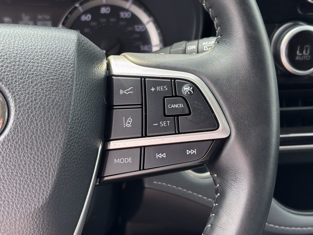 Used 2025 Toyota Highlander LE FWD image 28