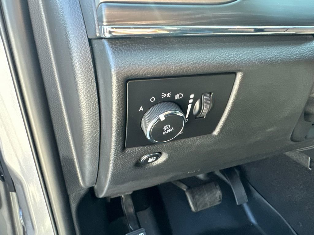 Used 2019 Jeep Grand Cherokee Limited image 25