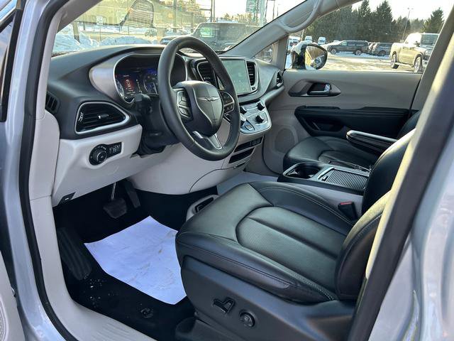 Certified 2024 Chrysler Pacifica Touring-L image 8