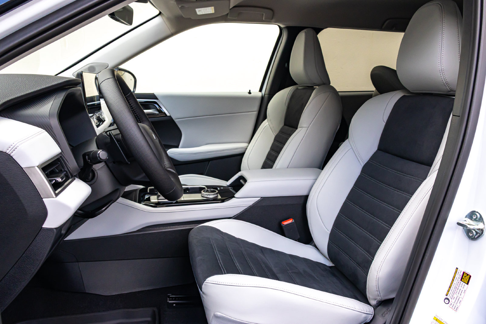 New 2026 Mitsubishi Outlander SE FWD image 2