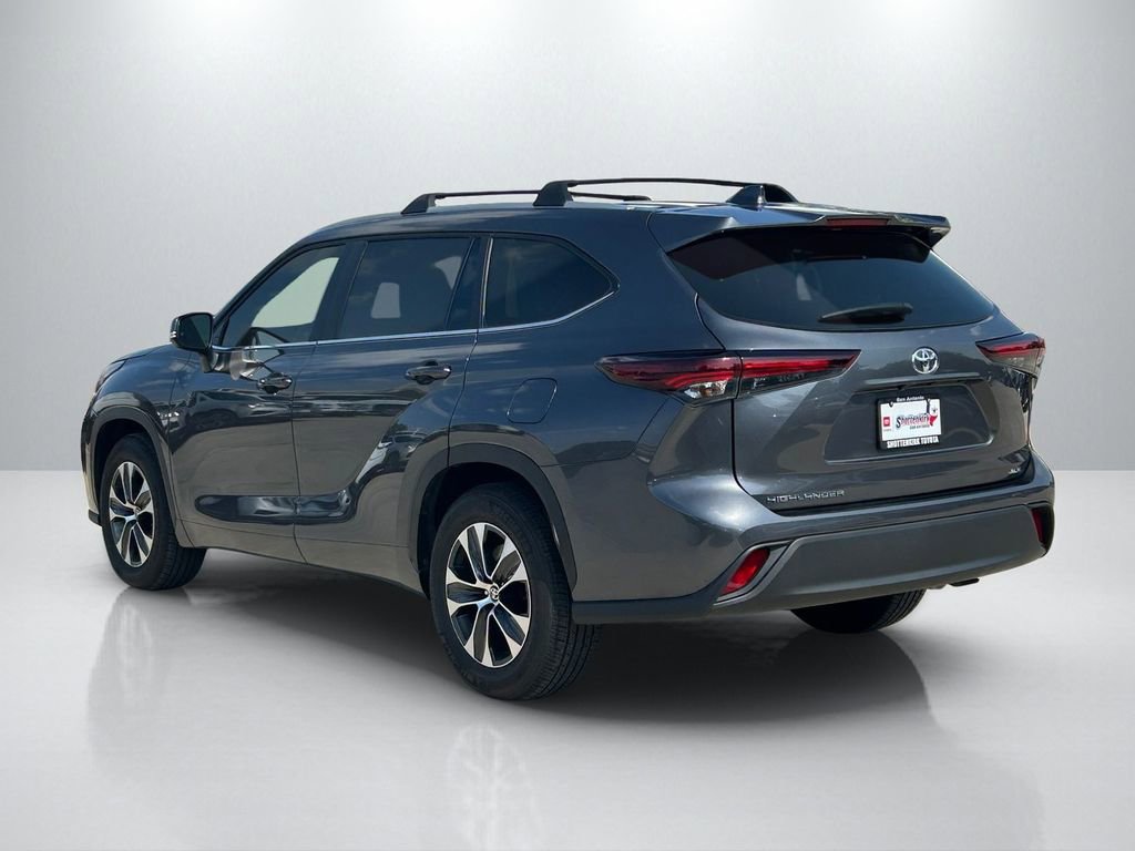 Certified 2025 Toyota Highlander XLE FWD image 7